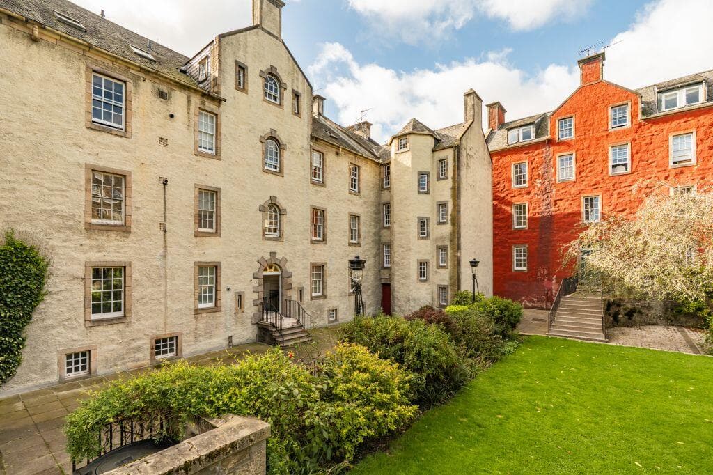 1 bedroom flat for sale in 3/2 Chessels Court, Edinburgh, EH8 8AD, EH8