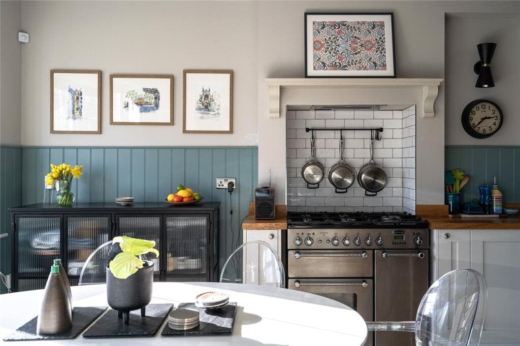 3 bedroom end of terrace house for sale in Cricklade Avenue, London, SW2