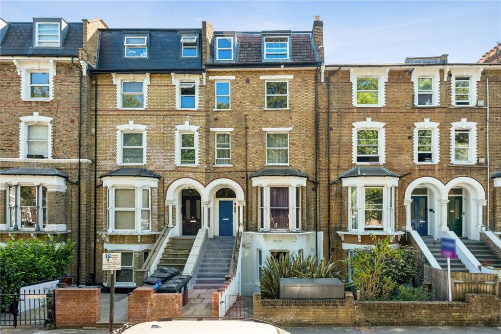 2 bedroom maisonette for sale in Amhurst Road, London, N16