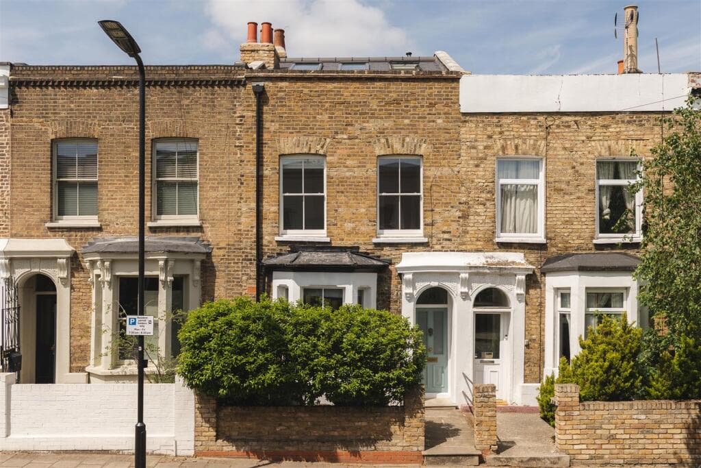 4 bedroom terraced house for sale in Clifden Road, London, E5