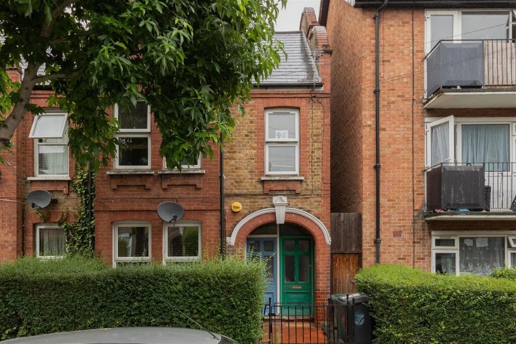 2 bedroom apartment for sale in Brettenham Road, Walthamstow, E17