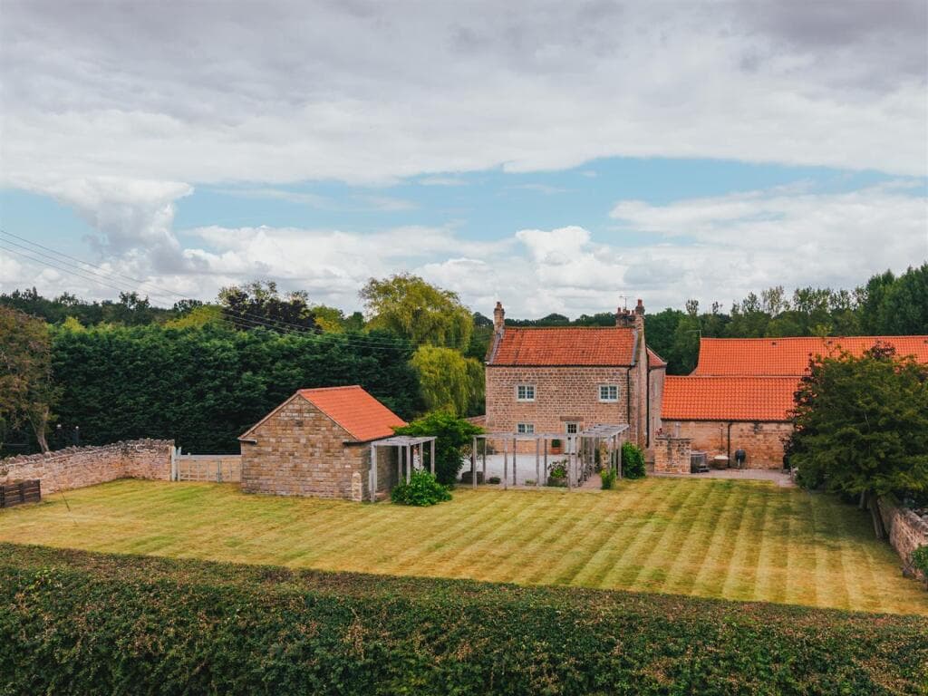 5 bedroom detached house for sale in Lindrick Common, Lindrick, Rotherham, S81