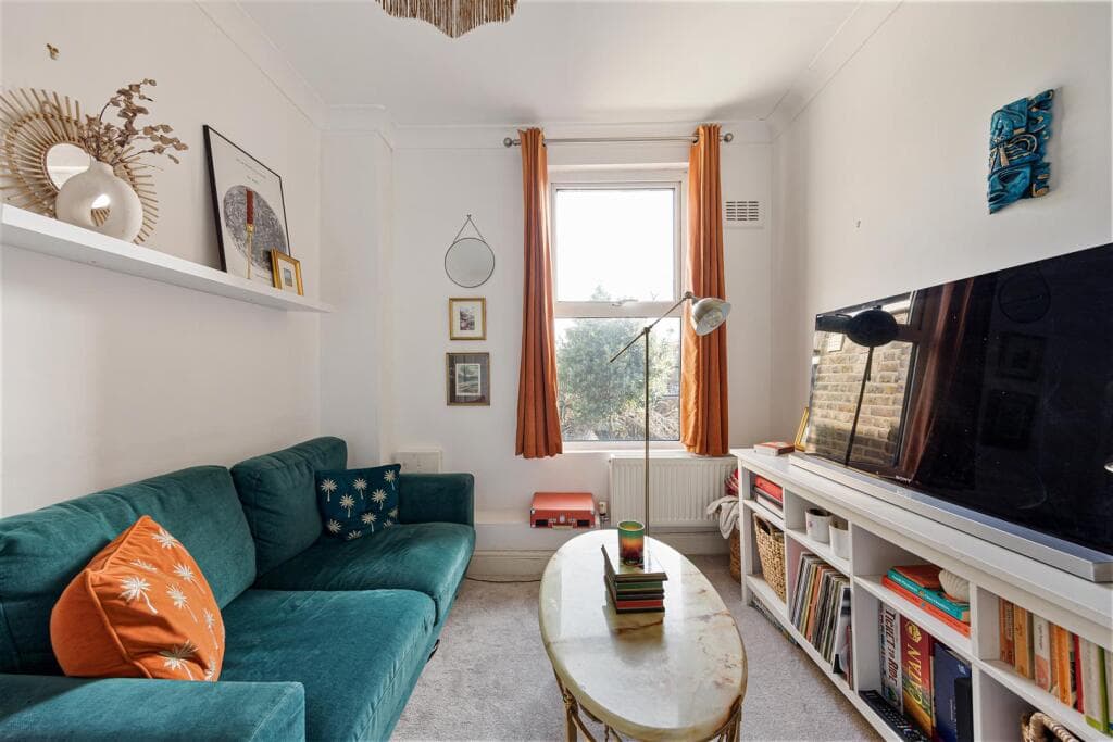 2 bedroom flat for sale in Coppermill Lane, Walthamstow, E17