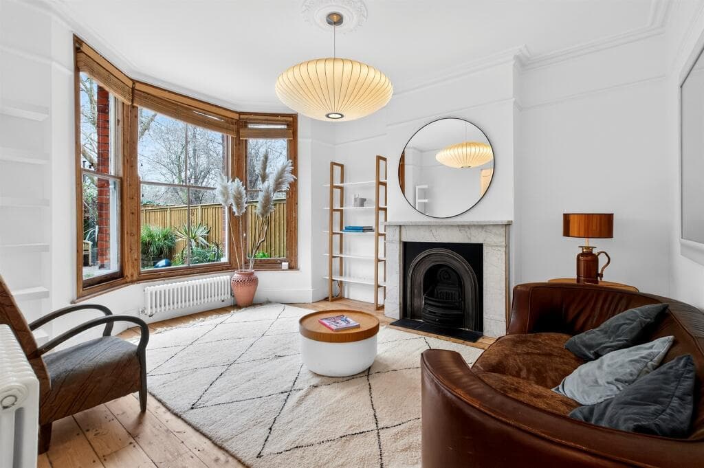 2 bedroom maisonette for sale in Newton Avenue, London, W3