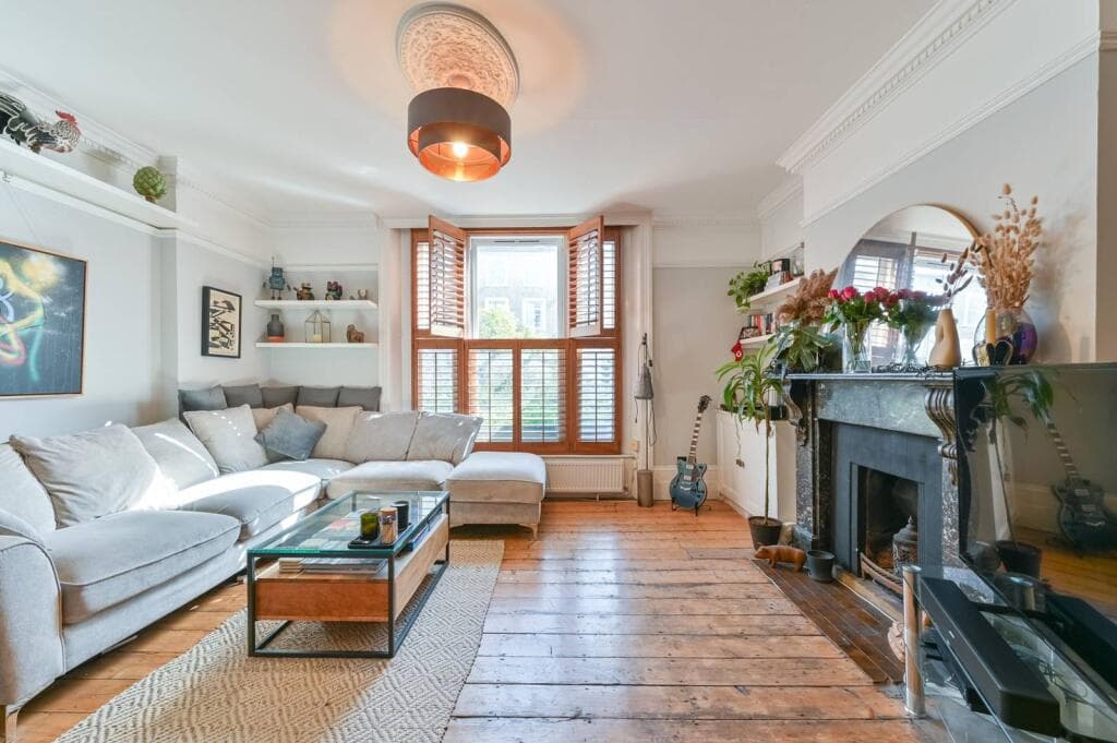 2 bedroom flat for sale in Coldharbour Lane, Brixton, London, SE5