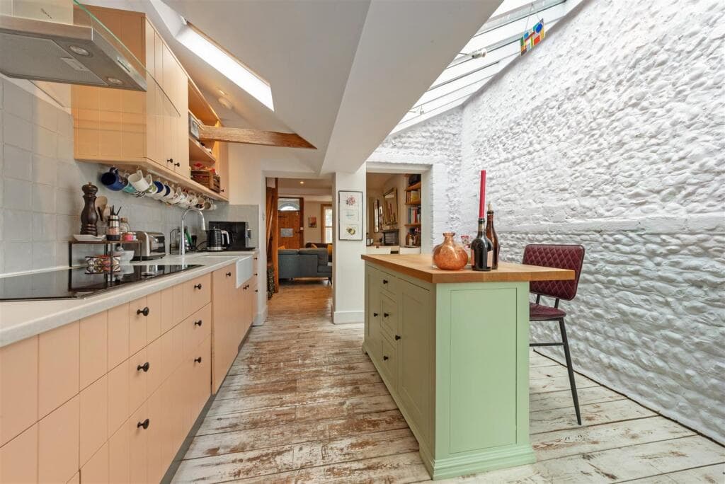 2 bedroom terraced house for sale in King Street, Arundel, BN18