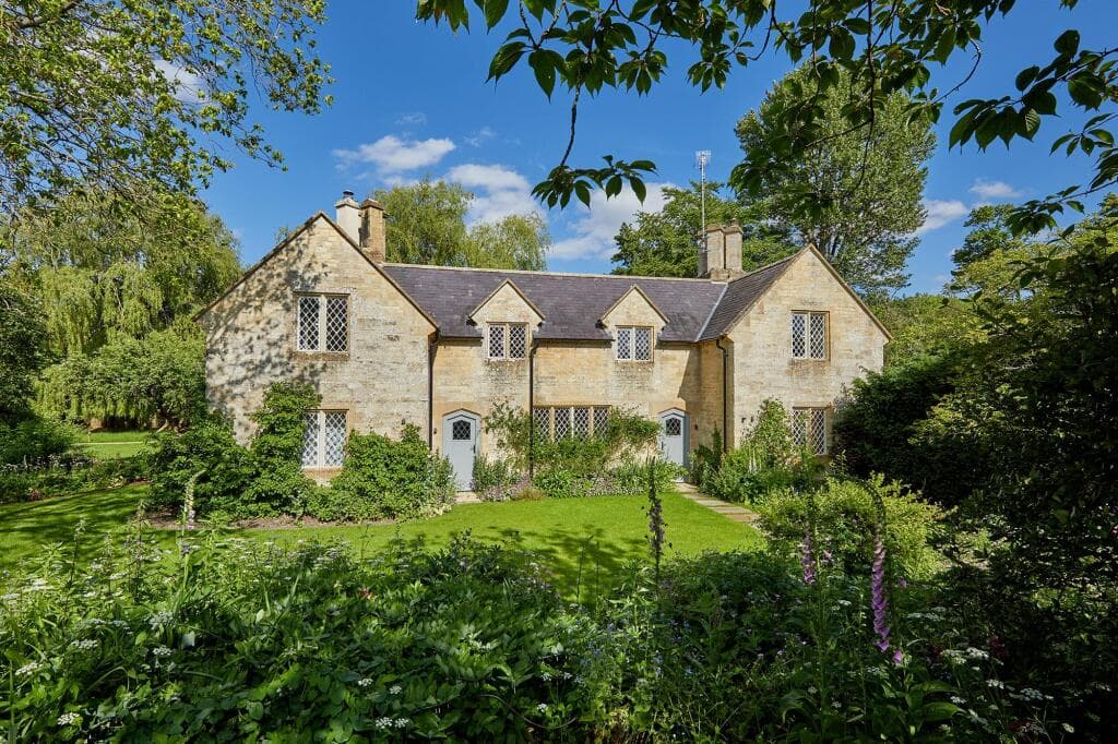 6 bedroom detached house for sale in Swinbrook, Burford, Oxfordshire, OX18