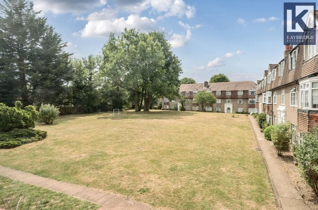 3 bedroom flat for sale in Kingston Road, Epsom, KT17