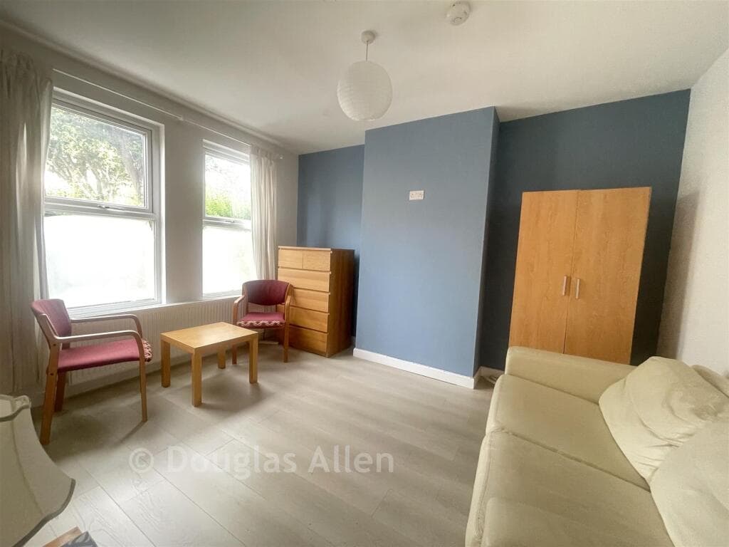 2 bedroom ground floor maisonette for sale in Chewton Road, Walthamstow, E17
