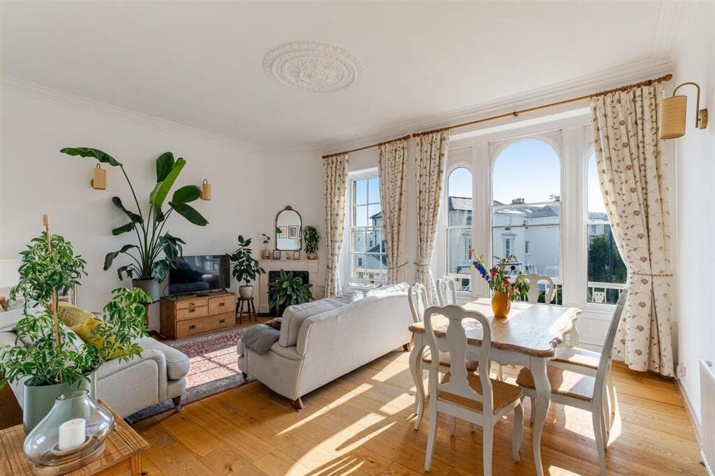 2 bedroom flat for sale in Cotham Road, Bristol, BS6