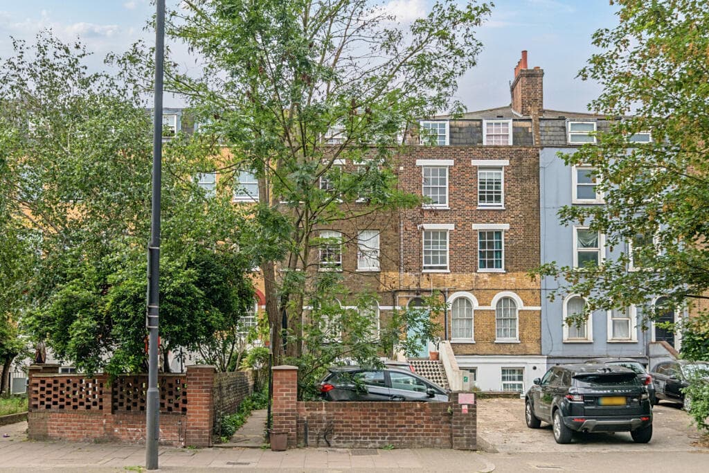 2 bedroom apartment for sale in Queens Road, London, SE15