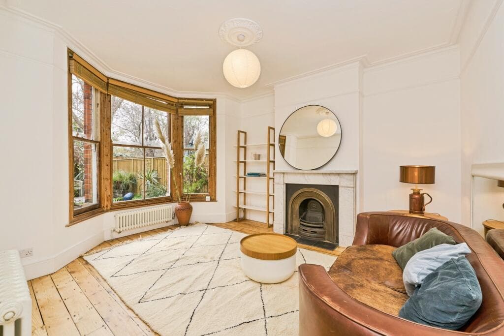 2 bedroom flat for sale in Newton Avenue, London, W3