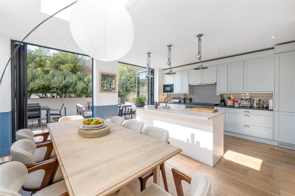 6 bedroom house for sale in Romola Road, London, SE24