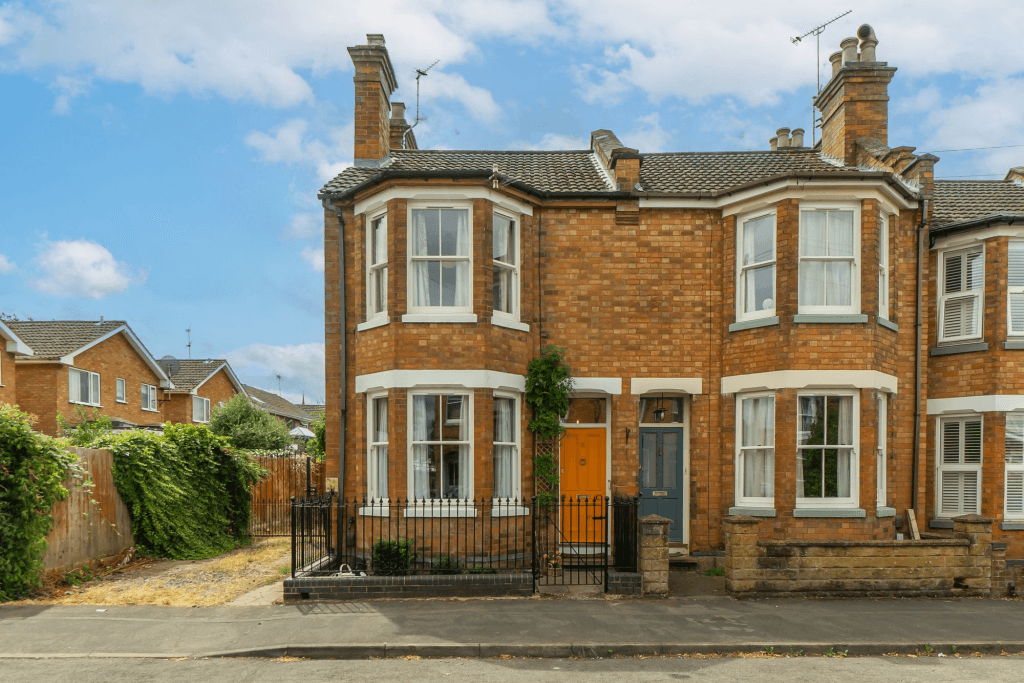 4 bedroom end of terrace house for sale in Campion Road, Leamington Spa, CV32