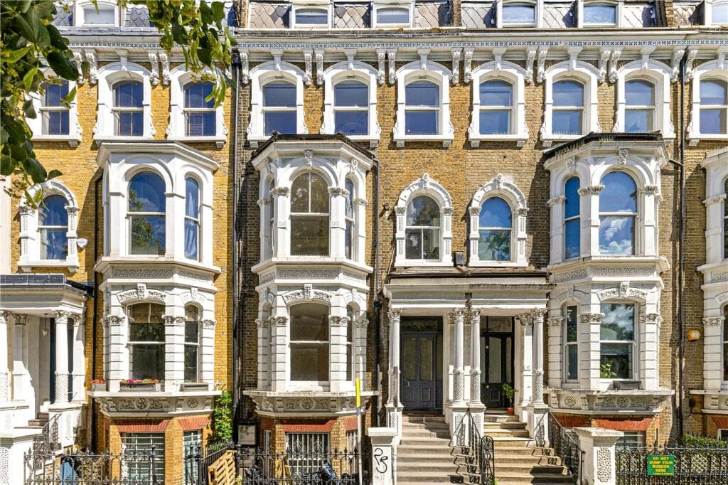 2 bedroom apartment for sale in Clapham Common South Side, London, SW4