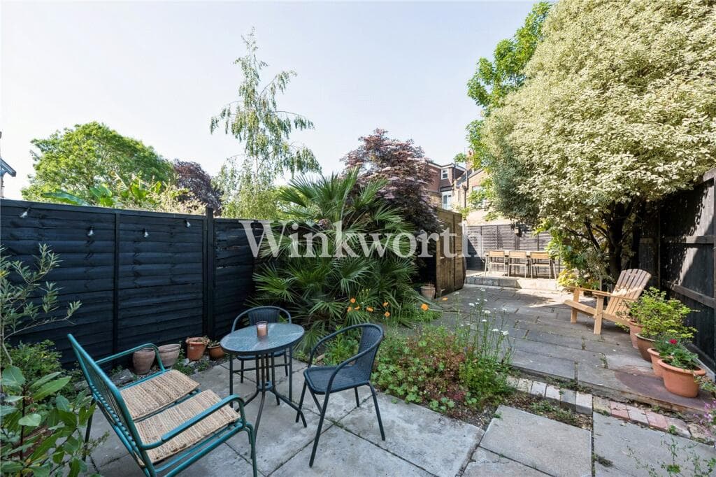 2 bedroom apartment for sale in Gloucester Road, London, N17