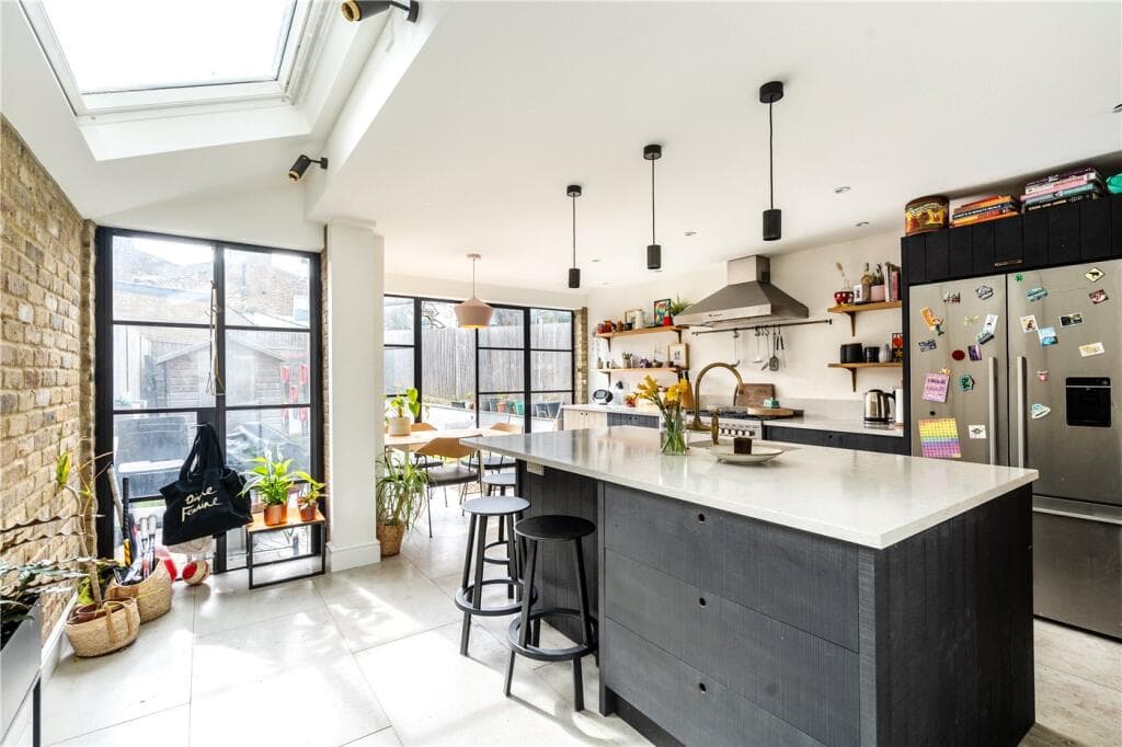 5 bedroom terraced house for sale in Endymion Road, London, SW2