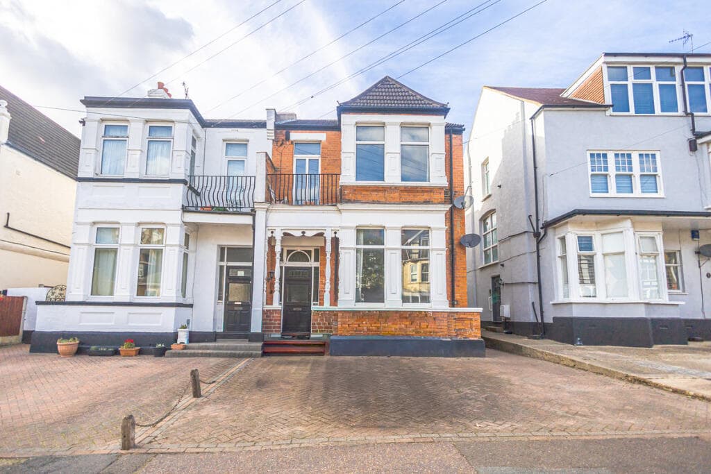 3 bedroom flat for sale in Palmerston Road, Westcliff-on-sea, SS0